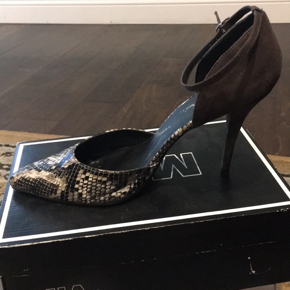 Strappy pointy toe heels - Picture 1 of 3